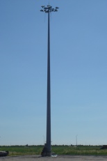 Lighting high mast with lowering and raising device
