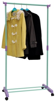 Adjustable horizontal garment rack