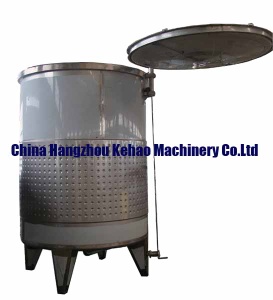 Floating lid wine tanks