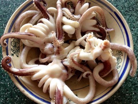 Frozen beard of cuttlefish are chewy, sweet, so they are very popular