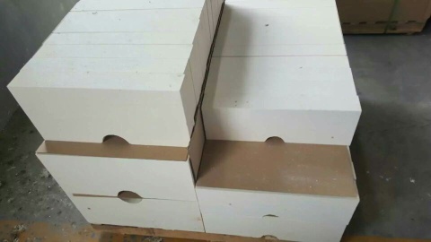 Corundum brick for glass furnace