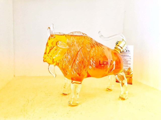 Whiskey Supplier Custom Hand Made Animal Art 500ml 700ml 1000ml Ox Cow Bull Decanter Glass Bottles