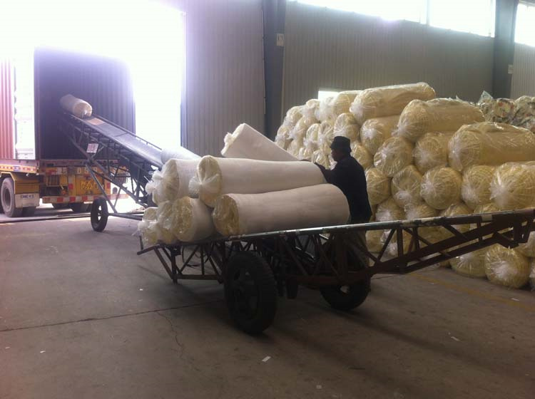 SuperGold glass wool rolls with vacuuming packing loading into containers
