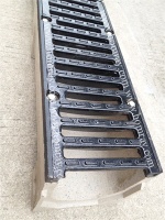 Slotted ductile iron grate/linear drainage trench cover - UHR150 Grating