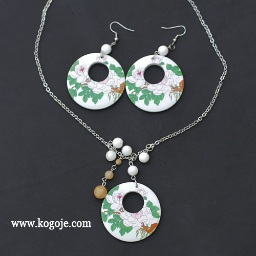 Jewelry set with flower printed wood pendants. Other parts: stone, stainless steel and other metal.